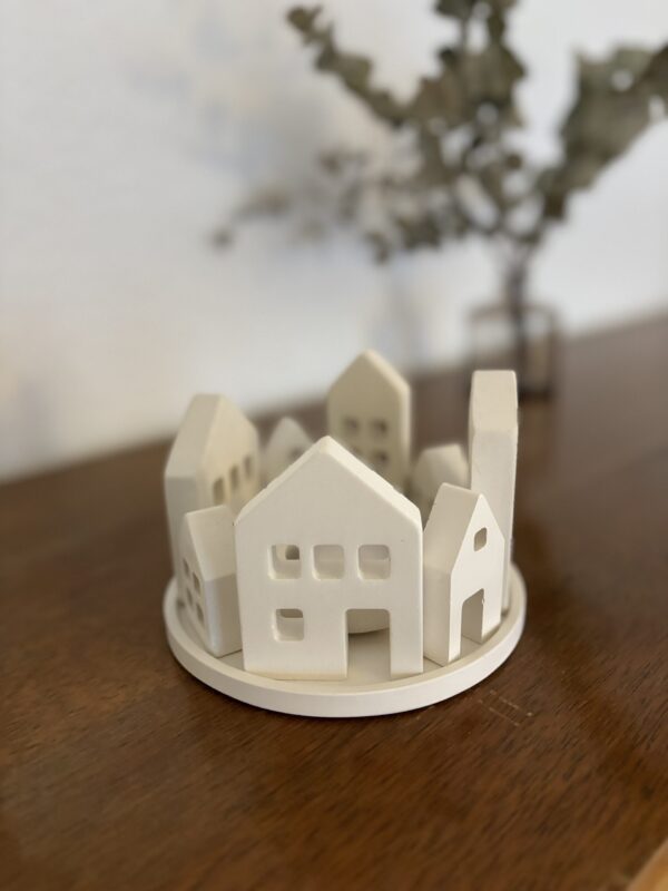 Tagaufnahme eines 11-teiliges Häuser-Set "Lichthäuser" aus Modellgips inklusive Teelicht für ein schönes, gemütliches Wohn-Ambiente