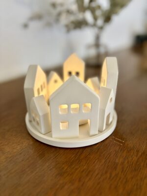 Aufnahme des 11-teiliges Häuser-Set "Lichthäuser" aus Modellgips inklusive Teelicht und Untersetzer für ein schönes, gemütliches Wohn-Ambiente