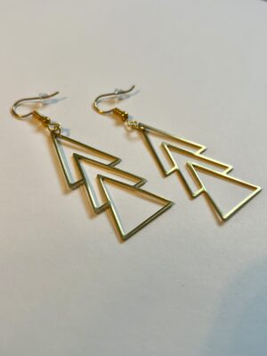 Design-Ohrringe aus Messing in Dreiecksform in Goldfarbe