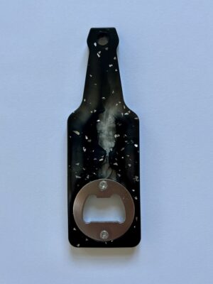 Flaschenöffner aus schwarzem Expoditharz und Glitzer in Bierflaschenform