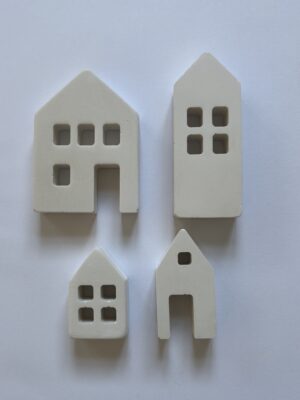 Kunstvoll gegossenes vierteiliges Lichthäuser-Set auf zwei kleinen und zwei großen Häusern aus Modellgips