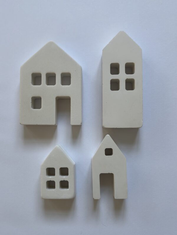 Kunstvoll gegossenes vierteiliges Lichthäuser-Set auf zwei kleinen und zwei großen Häusern aus Modellgips