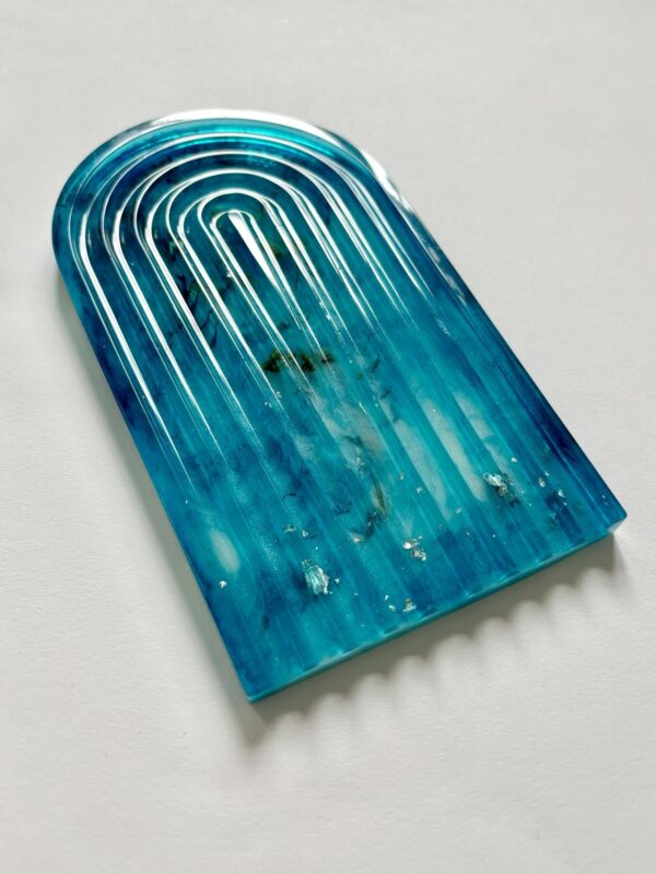 Hochwertiges ozeanblaues Deko-Tablett versetzt mit Trockenblumen aus Expoditharz
