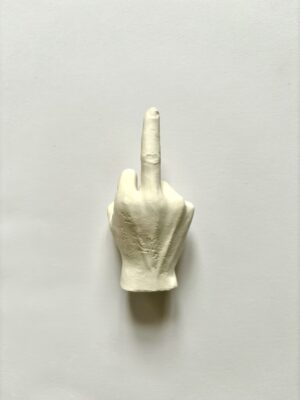 Liebevoll frotzelige Hand Skulptur "Effenberg" mit der Mittelfinger-Pose