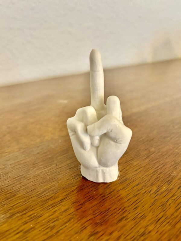 Liebevoll frotzelige Hand Skulptur "Effenberg" mit der Mittelfinger-Pose