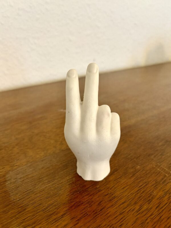Maßstabgetreu gestaltete Hand aus Alabaster-Gips mit der "Peace"-Pose