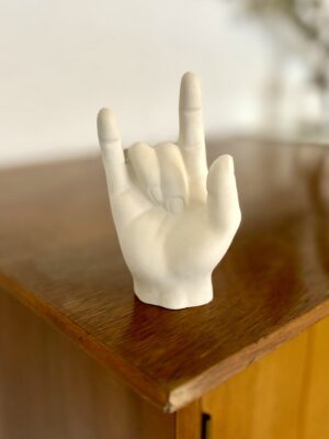 Maßstabgetreu gestaltete Hand aus Alabaster-Gips mit der "Rock N Roll"-Pose