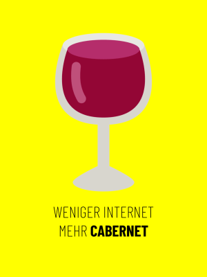 Lustige Postkarte mit dem Spruch "Weniger Internet, mehr Cabernet"